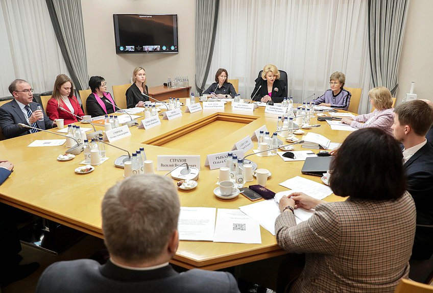 Заседание рабочей группы по разработке предложений о внедрении в школьную программу уроков семьеведения Комитета по вопросам семьи, женщин и детей