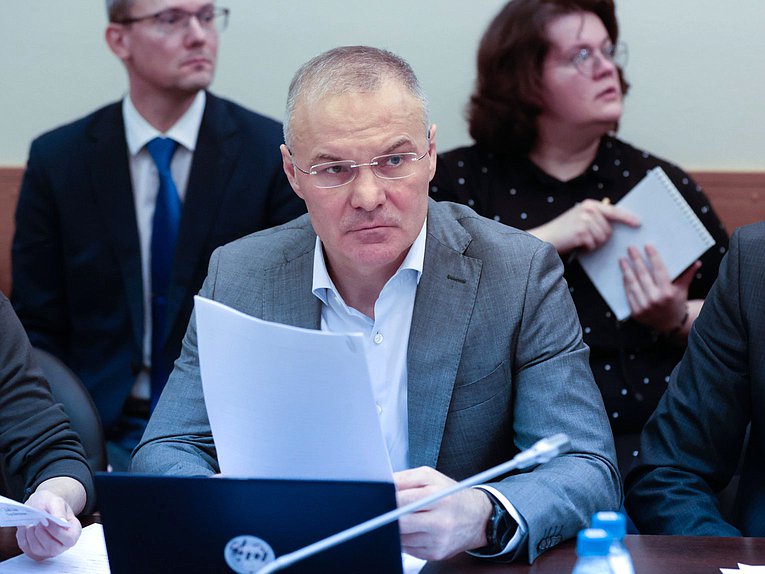 Член Комитета по экологии, природным ресурсам и охране окружающей среды Александр Коган