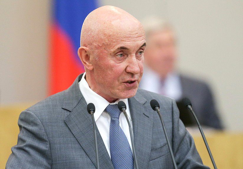 Первый заместитель Председателя Комитета по государственному строительству и законодательству Юрий Синельщиков