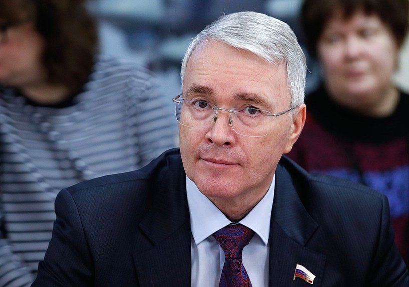 Член Комитета по экономической политике Эдуард Кузнецов