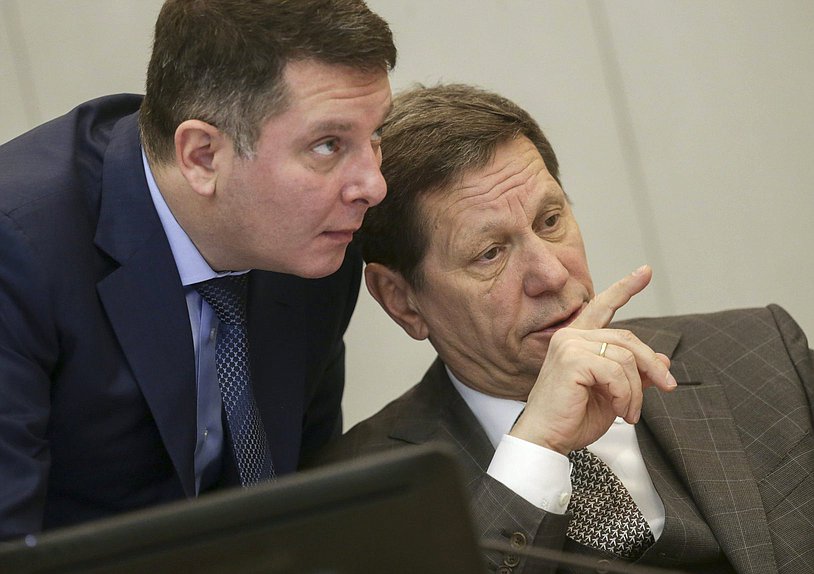 Председатель Комитета по экономической политике, промышленности, инновационному развитию и предпринимательству Сергей Жигарев и Первый заместитель Председателя Государственной Думы Александр Жуков