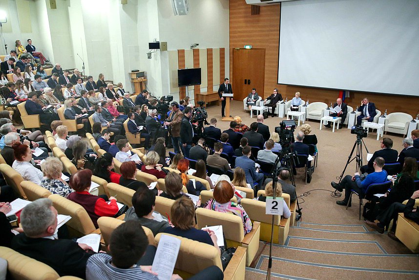 Круглый стол фракции КПРФ на тему «Борьба с бедностью в России: лозунги и реалии»