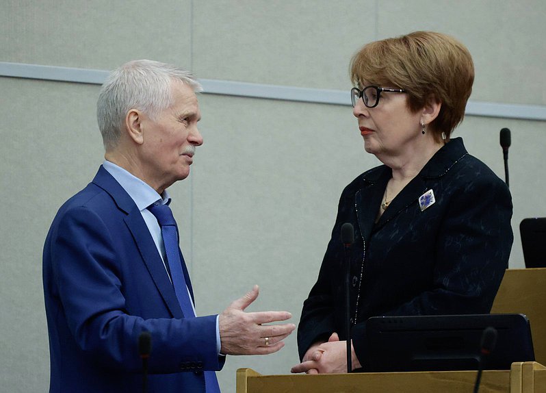 Член Комитета по промышленности и торговле Сергей Пантелеев и член Комитета по бюджету и налогам Оксана Дмитриева