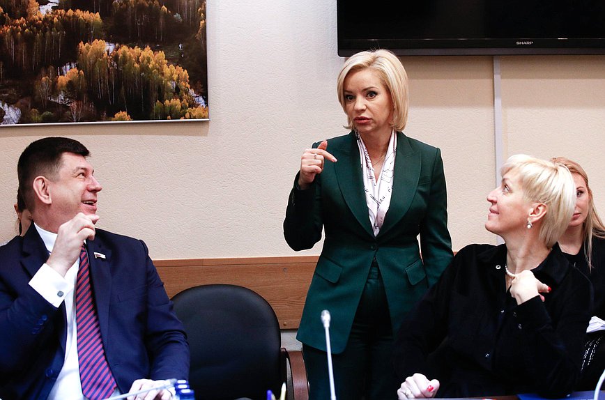 Председатель Комитета по просвещению Ольга Казакова, заместитель Председателя Комитета Ирина Ивенских и член Комитета Виктор Смирнов