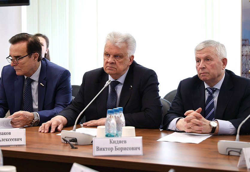 Члены Комитета по экономической политике Александр Максимов, Виктор Казаков и Виктор Кидяев