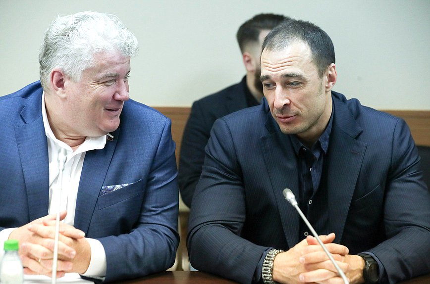 Члены Комитета по природным ресурсам, собственности и земельным отношениям Максим Щаблыкин и Алексей Воевода
