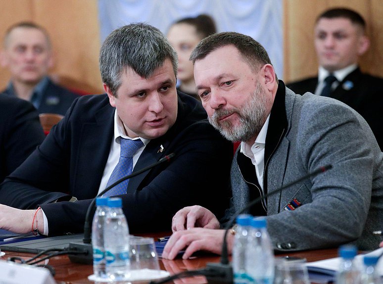 Заместитель Председателя Комитета по молодежной политике Александр Толмачев и заместитель Председателя Комитета по обороне Дмитрий Саблин