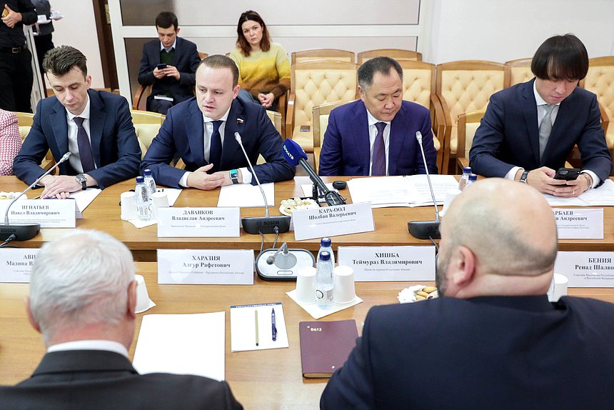 Заместители Председателя Государственной Думы Владислав Даванков и Шолбан Кара-оол и Председатель Комитета по туризму и развитию туристической инфраструктуры Сангаджи Тарбаев