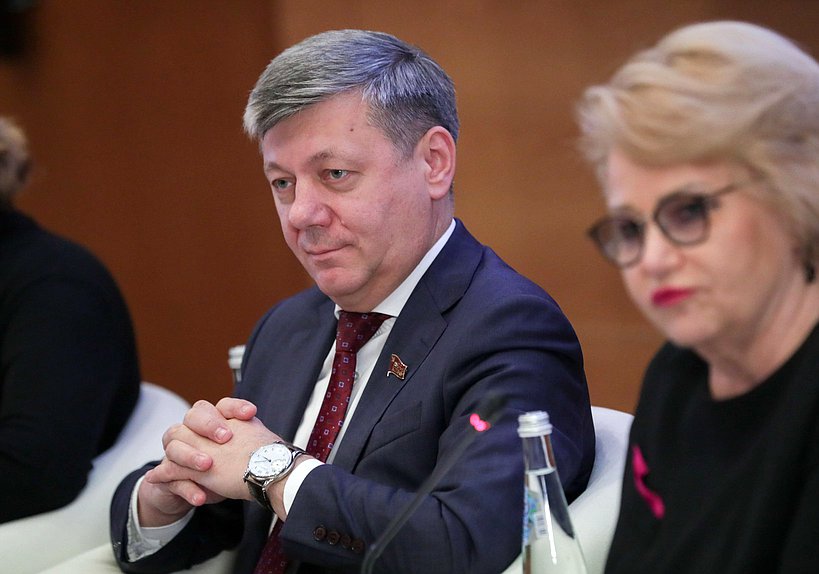 Первый заместитель Председателя Комитета по международным делам Дмитрий Новиков