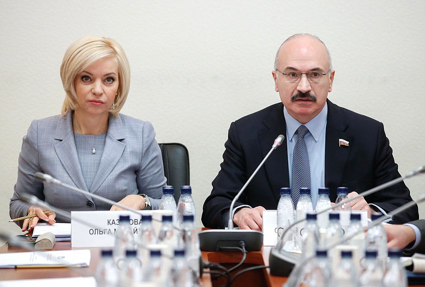 Председатель Комитета по науке и высшему образованию Сергей Кабышев и Председатель Комитета по просвещению Ольга Казакова