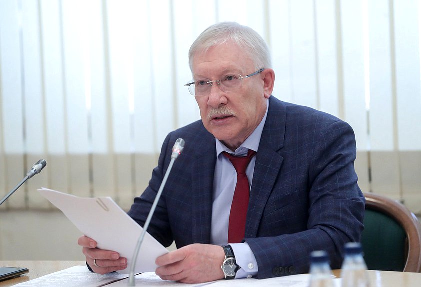 Председатель Комитета по контролю Олег Морозов