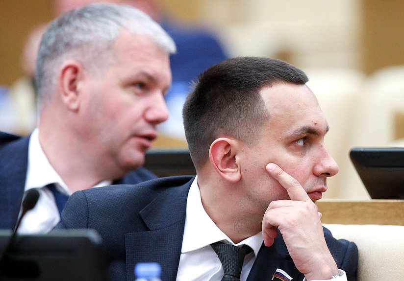 Член Комитета по экологии, природным ресурсам и охране окружающей среды Максим Иванов и член Комитета по региональной политике и местному самоуправлению Михаил Кисляков