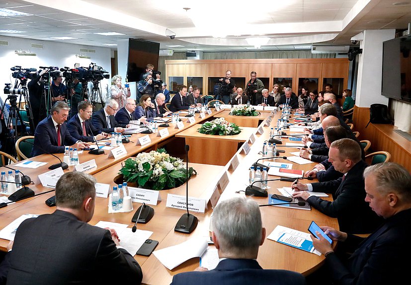 Совместное заседание Комитетов по финансовому рынку, по бюджету и налогам и по экономической политике