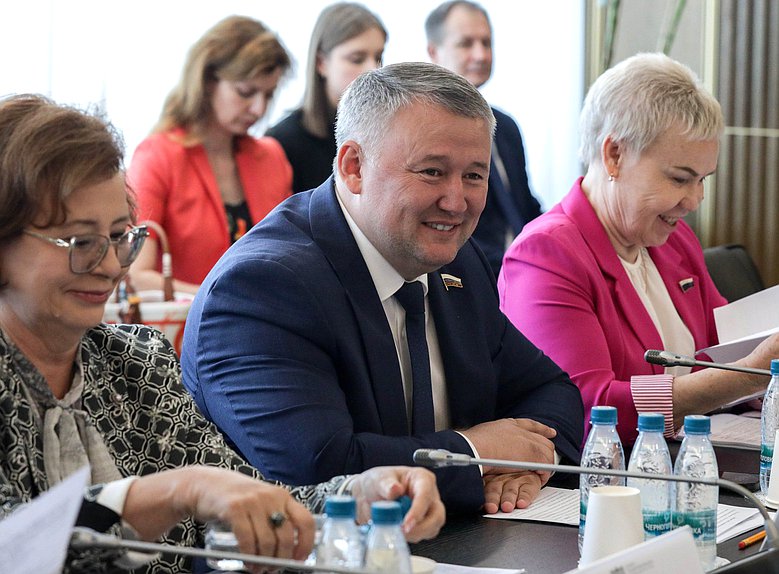 Член Комитета по молодежной политике Вячеслав Дамдинцурунов