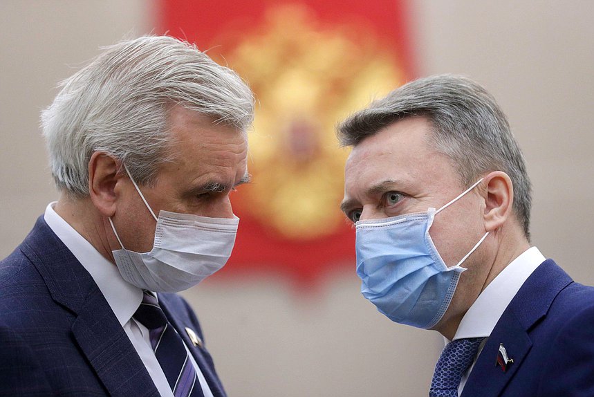 Первый заместитель Председателя Комитета по государственному строительству и законодательству Вячеслав Лысаков и член Комитета по безопасности и противодействию коррупции Анатолий Выборный