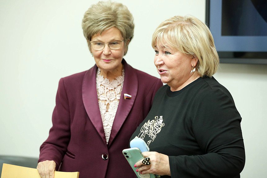 Член Комитета по вопросам семьи, женщин и детей Татьяна Ларионова и заместитель Председателя Комитета Елена Вторыгина