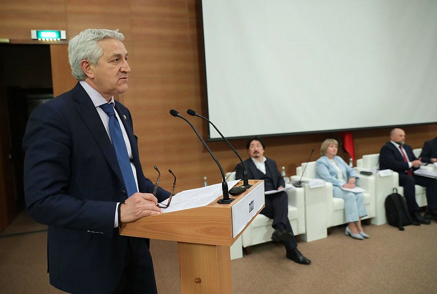 Первый заместитель Председателя Комитета по охране здоровья Леонид Огуль