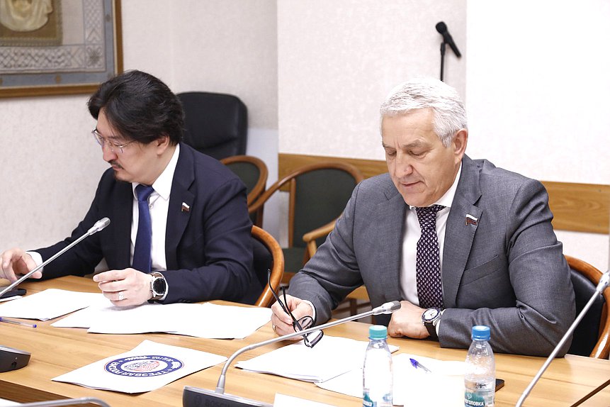 Первые заместители Председателя Комитета по охране здоровья Бадма Башанкаев и Леонид Огуль