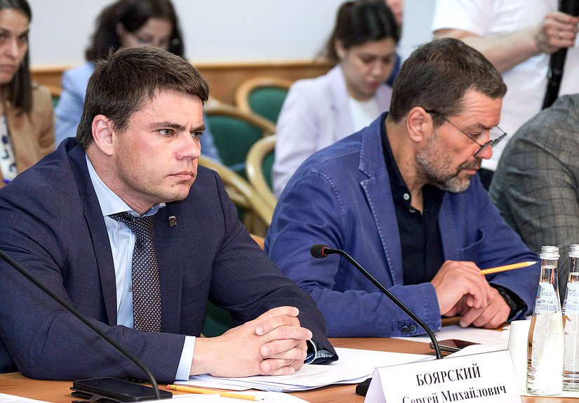 Первые заместители Председателя Комитета по информационной политике, информационным технологиям и связи Сергей Боярский и Александр Ющенко