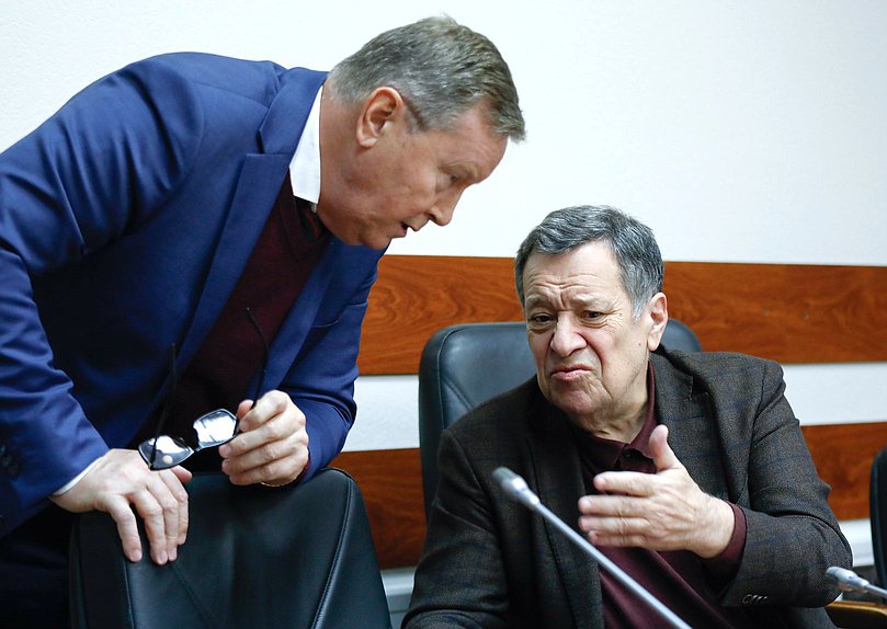 Аудитор Счетной палаты РФ Олег Нилов и Председатель Комитета по бюджету и налогам Андрей Макаров