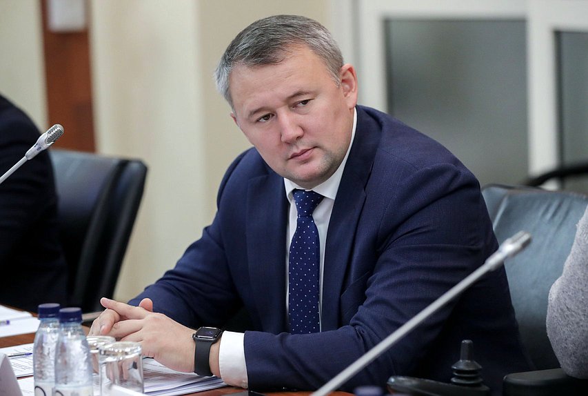 Член Комитета по молодежной политике Вячеслав Дамдинцурунов