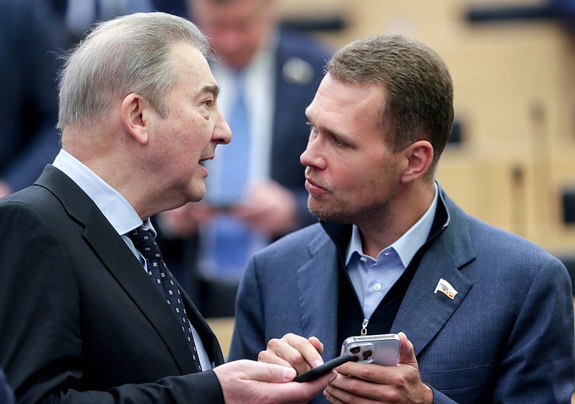 Член Комитета по физической культуре и спорту Владислав Третьяк и член Комитета по бюджету и налогам Никита Чаплин