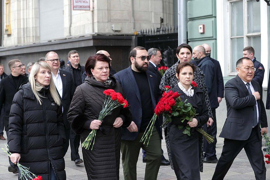Заместитель Председателя Комитета по труду, социальной политике и делам ветеранов Марина Оргеева, член Комитета по безопасности и противодействию коррупции Бийсултан Хамзаев, заместитель Председателя Комитета по экологии, природным ресурсам и охране окружающей среды Жанна Рябцева и заместитель Председателя Государственной Думы Шолбан Кара-оол