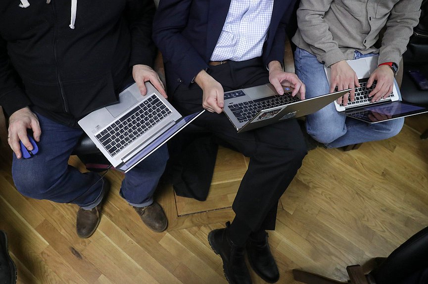 нейтральная компьютер интернет СМИ пресса журналист