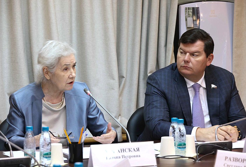Председатель Комиссии по обеспечению жилищных прав граждан Галина Хованская и член Комитета по строительству и ЖКХ Михаил Авдеев