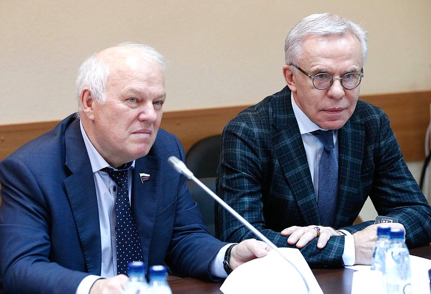 Заместитель Председателя Комитета по экологии, природным ресурсам и охране окружающей среды Анатолий Грешневиков и Первый заместитель Председателя Комитета Вячеслав Фетисов