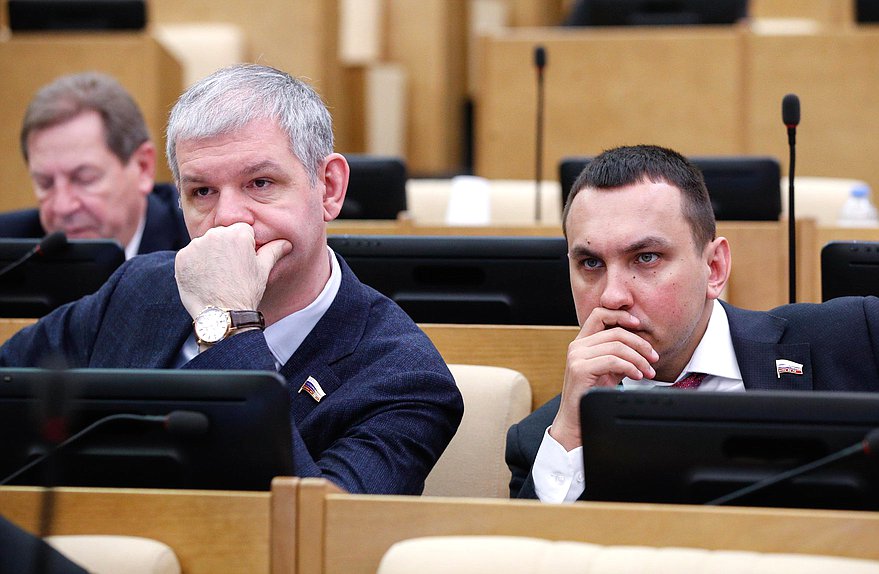 Член Комитета по региональной политике и местному самоуправлению Михаил Кисляков и член Комитета по экологии, природным ресурсам и охране окружающей среды Максим Иванов