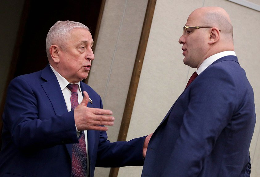 Председатель Комитета по развитию Дальнего Востока и Арктики Николай Харитонов и член Комитета по экологии, природным ресурсам и охране окружающей среды Артур Таймазов