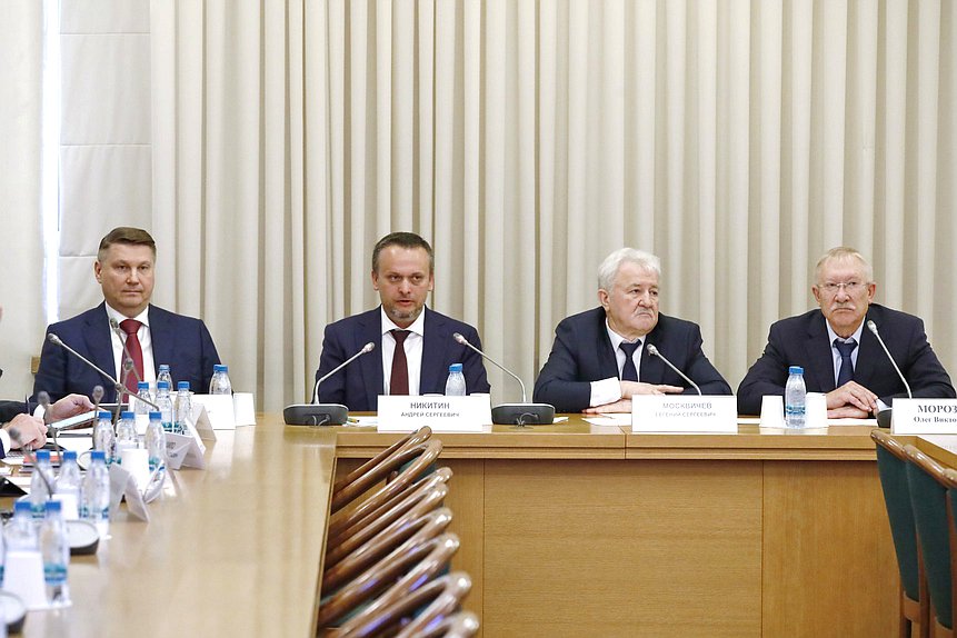 Полномочный представитель Правительства РФ в Государственной Думе Александр Синенко, и.о. Министра транспорта РФ Андрей Никитин, Председатель Комитета по транспорту и развитию транспортной инфраструктуры Евгений Москвичев и Председатель Комитета по контролю Олег Морозов