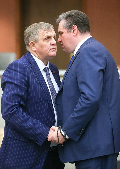 Первый заместитель Председателя Комитета по труду, социальной политике и делам ветеранов Николай Коломейцев и Председатель Комитета по международным делам Леонид Слуцкий