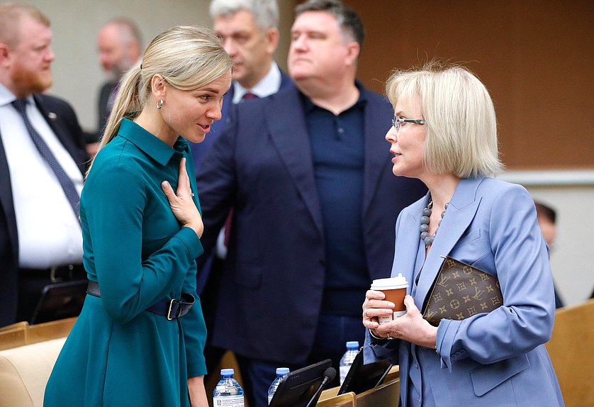 Член Комитета по охране здоровья Юлия Дрожжина и заместитель Председателя Комитета Татьяна Соломатина