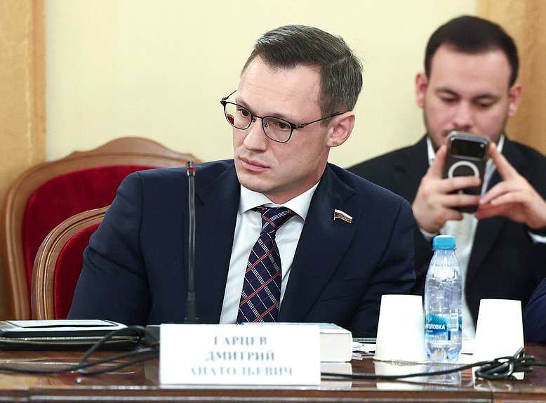 Член Комитета по охране здоровья Дмитрий Гарцев