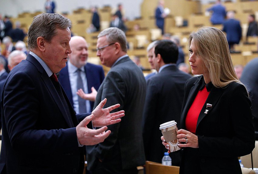 Первый заместитель Председателя Комитета по аграрным вопросам Олег Нилов и Первый заместитель Председателя Комитета по просвещению Яна Лантратова