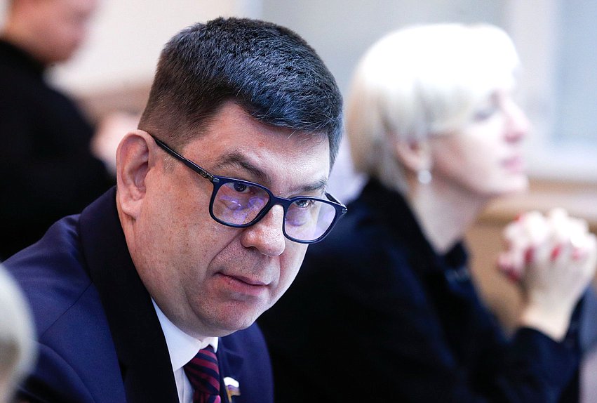 Член Комитета по просвещению Виктор Смирнов