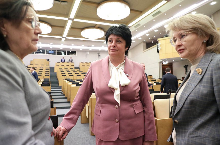 Член Комитета по охране здоровья Римма Утяшева, заместитель Председателя Комитета по туризму и развитию туристической инфраструктуры Татьяна Лобач и член Комитета по просвещению Эльвира Аиткулова