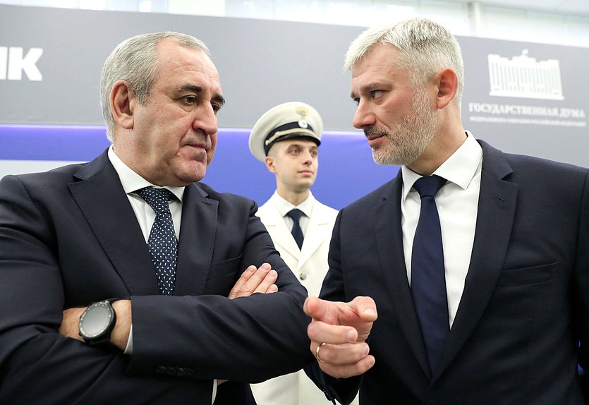 Заместитель Председателя Государственной Думы Сергей Неверов и Генеральный директор АО «Государственная транспортная лизинговая компания» Евгений Дитрих