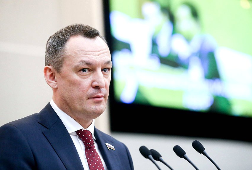 Член Комитета по экономической политике, промышленности, инновационному развитию и предпринимательству Алексей Бурнашов