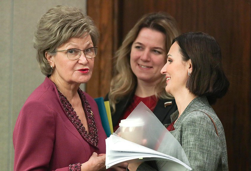 Члены Комитета по вопросам семьи, женщин и детей Татьяна Ларионова и Ольга Коробова и Первый заместитель Председателя Комитета Татьяна Буцкая