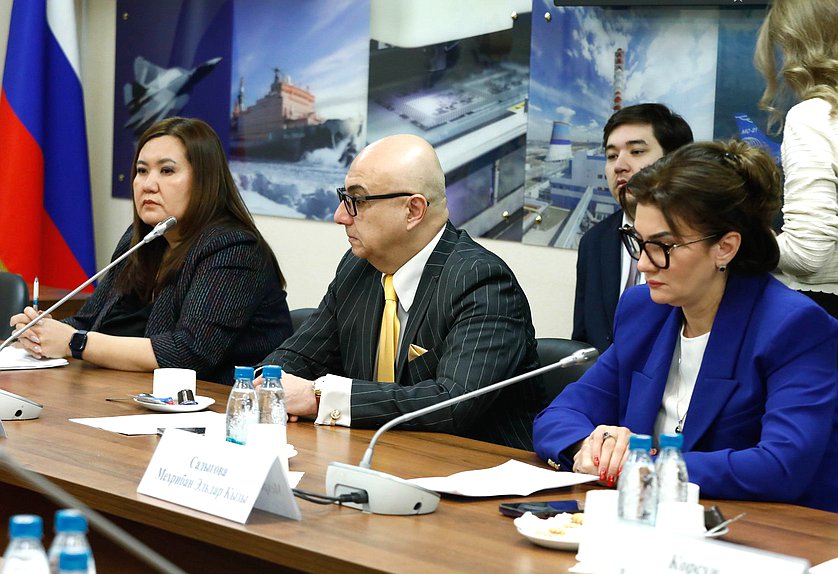 Круглый стол на тему защиты позиций русского языка в странах постсоветского пространства