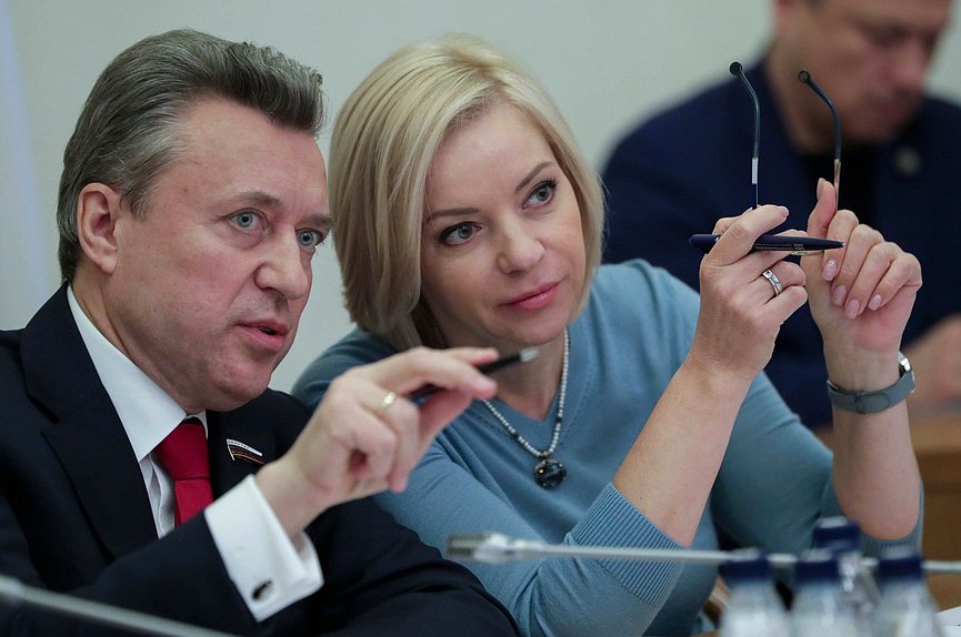 Заместитель Председателя Комитета по безопасности и противодействию коррупции Анатолий Выборный и Председатель Комитета по просвещению Ольга Казакова