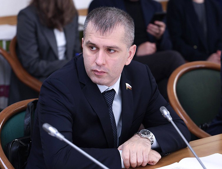 Член Комитета по охране здоровья Магомед Валихов