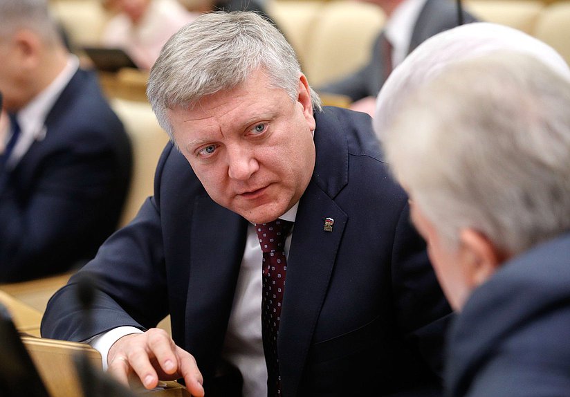Член Комитета по государственному строительству и законодательству Дмитрий Вяткин