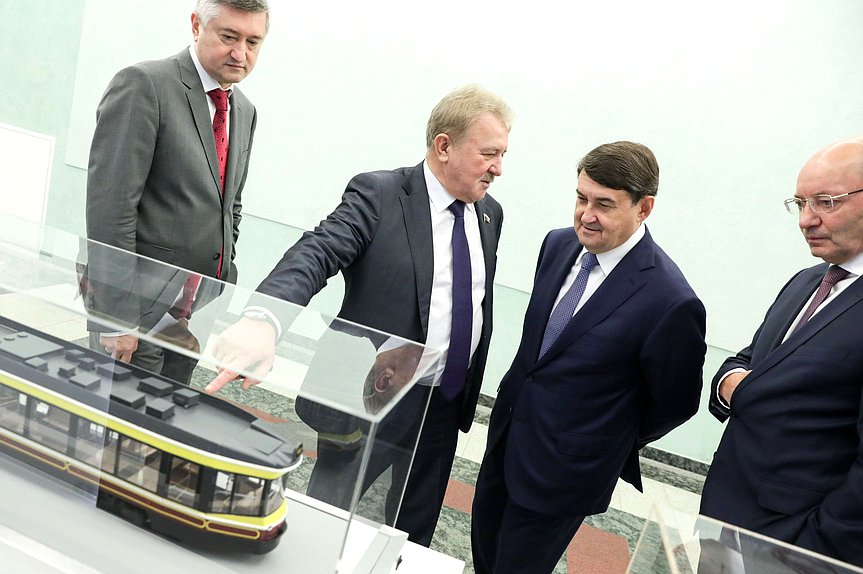 Председатель Комитета по транспорту и развитию транспортной инфраструктуры Евгений Москвичев и Помощник Президента РФ Игорь Левитин (в центре)