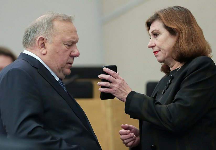 Заместитель Председателя Комитета по развитию гражданского общества, вопросам общественных и религиозных объединений Владимир Шаманов и член Комитета по науке и высшему образованию Ольга Пилипенко