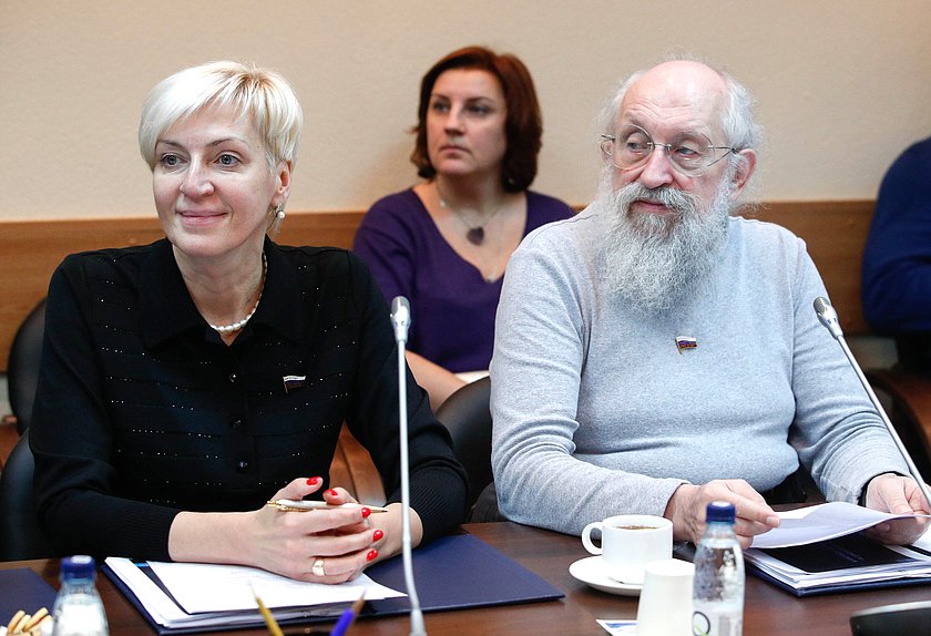 Заместитель Председателя Комитета по просвещению Ирина Ивенских и член Комитета Анатолий Вассерман