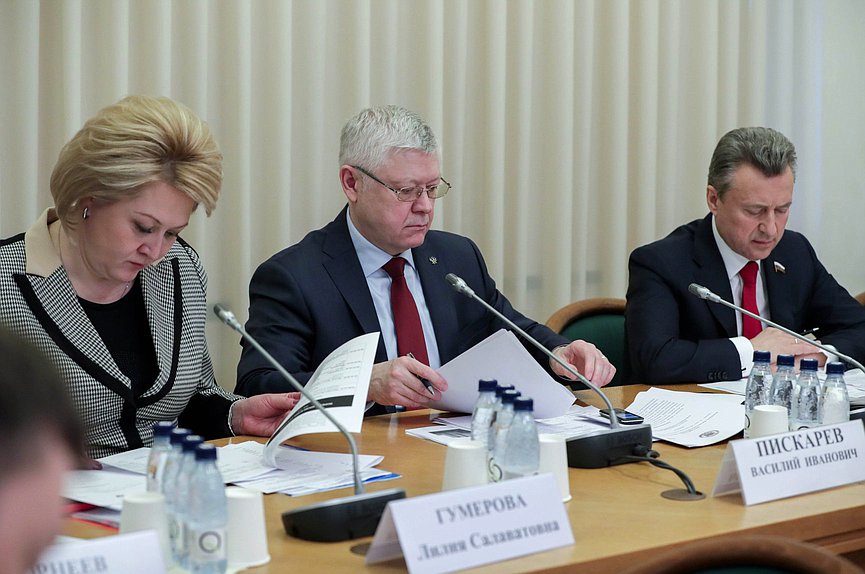 Председатель Комитета по безопасности и противодействию коррупции Василий Пискарев и заместитель Председателя Комитета Анатолий Выборный